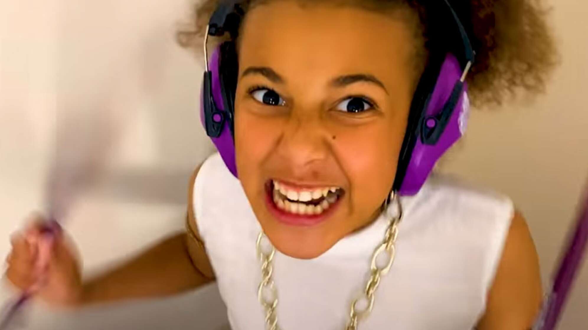 Nandi Bushell am grimmig schauen