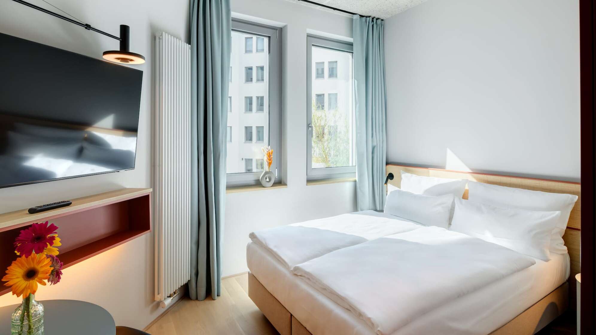 ein Apartment von Dein Apart mit Bett, Fernseher und Fenster