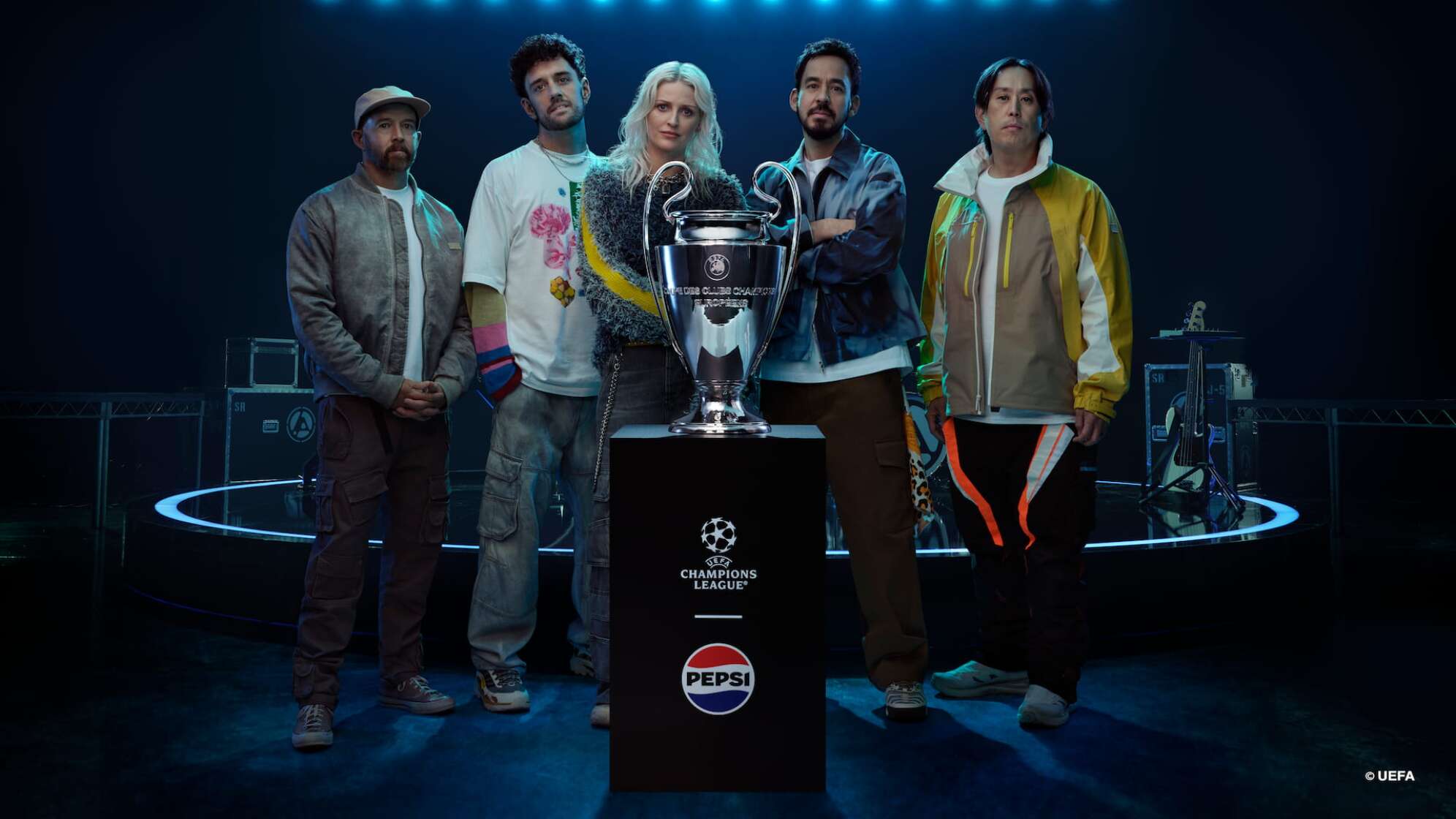 Die US-Rockband Linkin Park steht hinter dem Pokal der UEFA Champions League