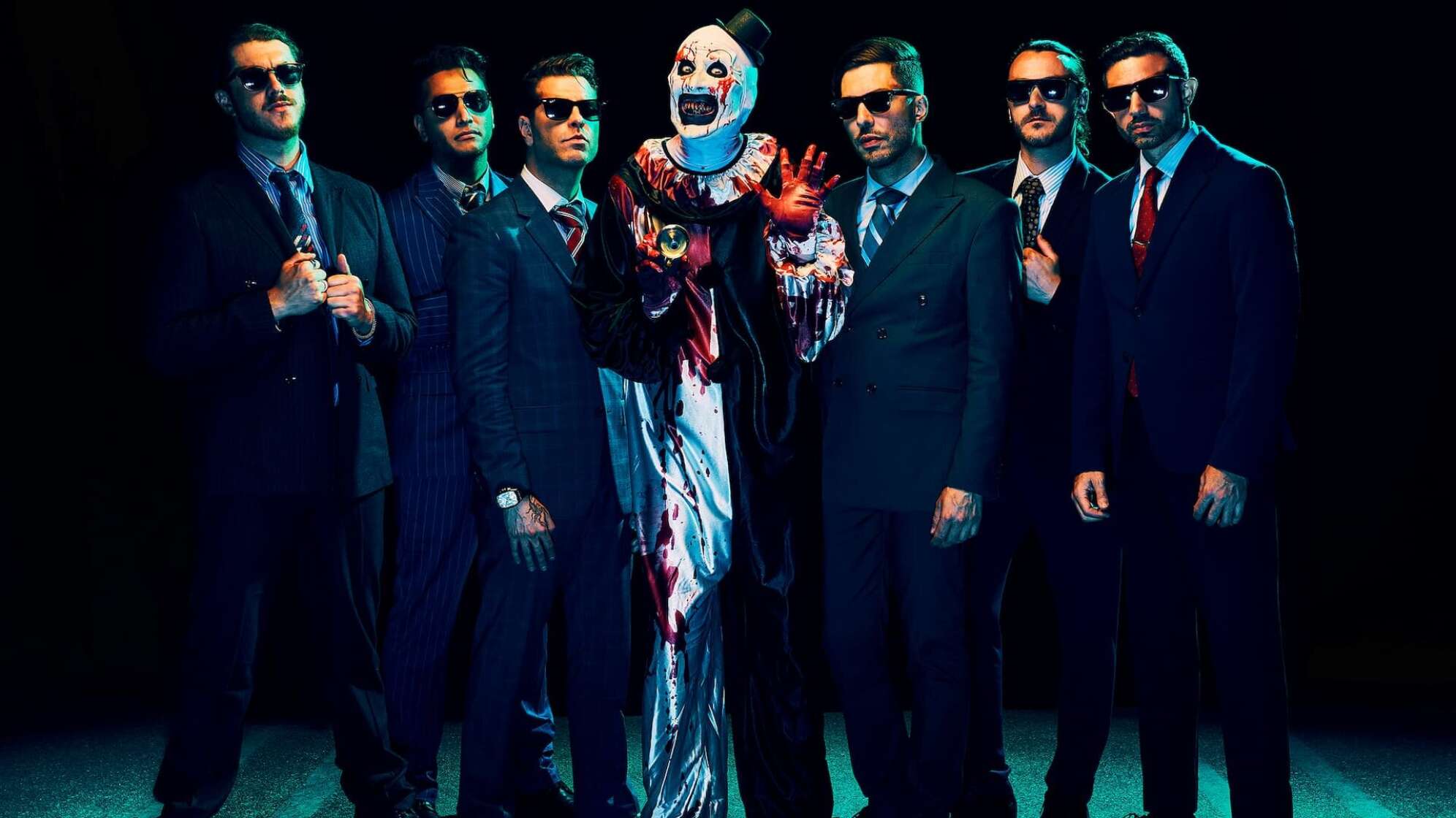 die Bandmitglieder von Ice Nine Kills gemeinsam mit dem Clown aus der Filmreihe Terrifier
