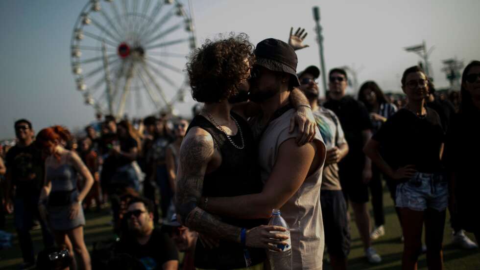 Zwei Männer küssen sich auf dem Festival Rock in Rio