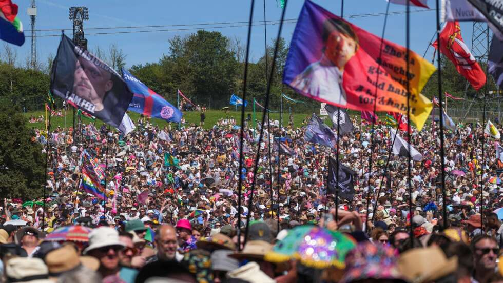 Eine Menschenmasse beim Glastonbury Festival