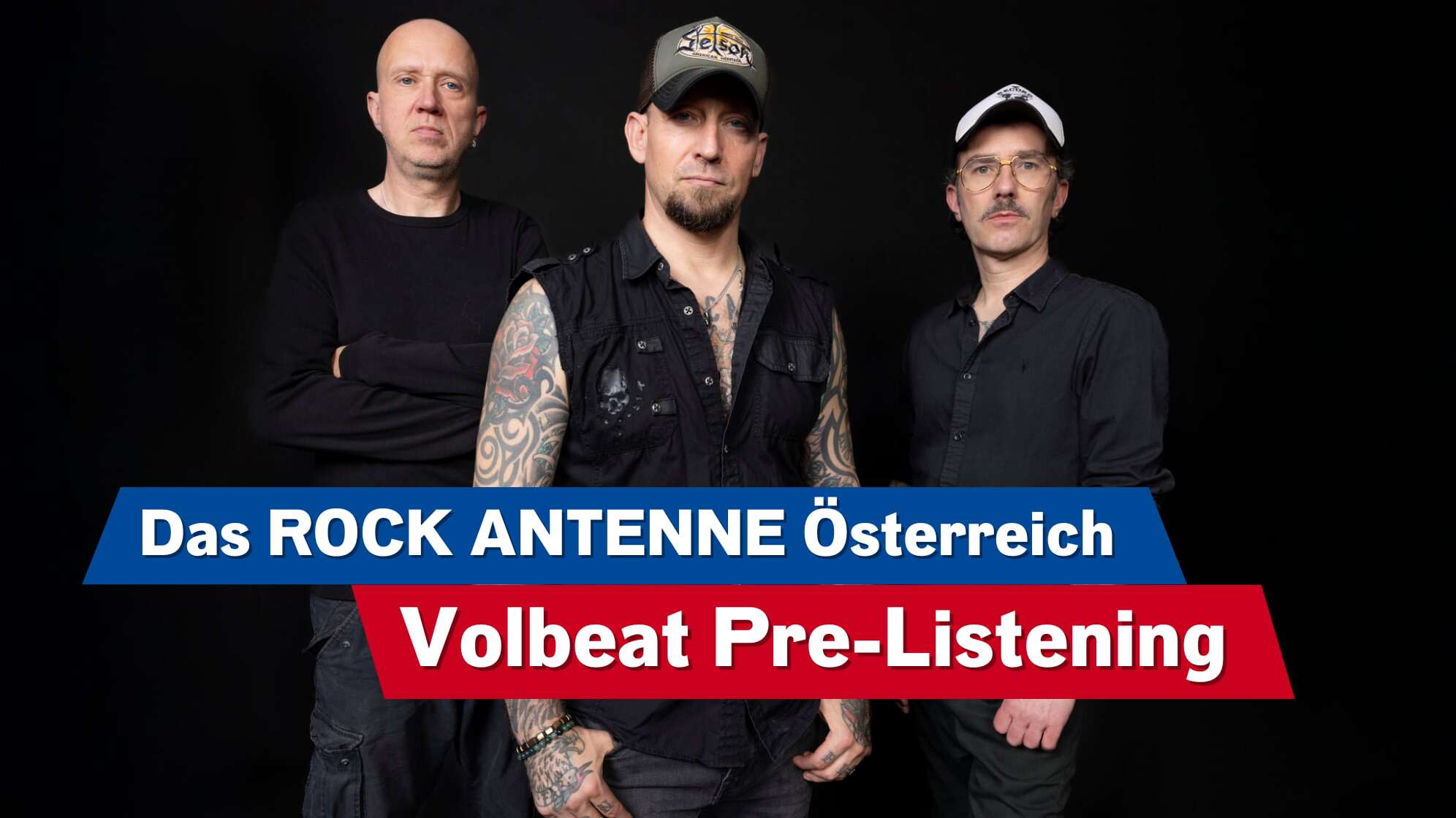 Die drei Bandmitglieder von Volbeat vor einem schwarzen Hintergrund