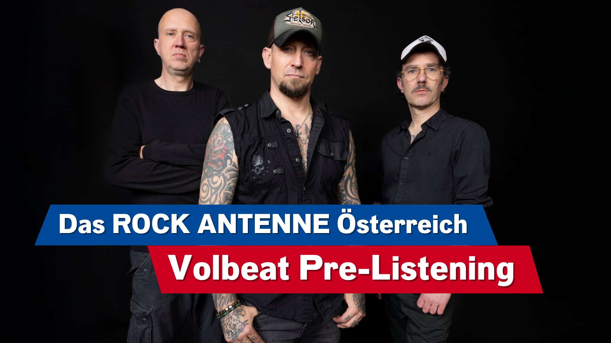 Die drei Bandmitglieder von Volbeat vor einem schwarzen Hintergrund