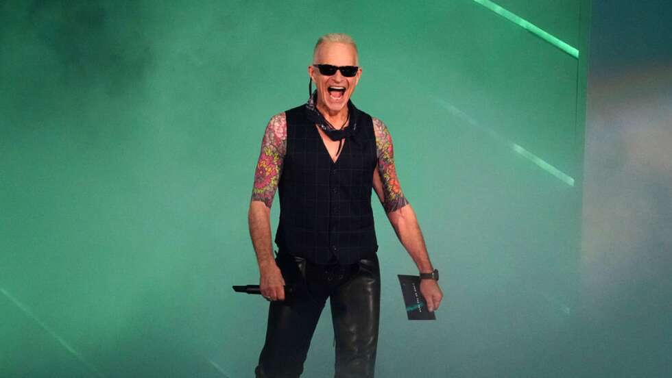 David Lee Roth vor einer Grünen Wand