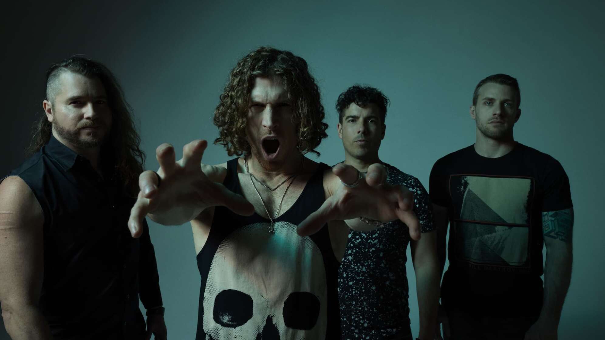 die Bandmitglieder von Nothing More blicken in die Kamera