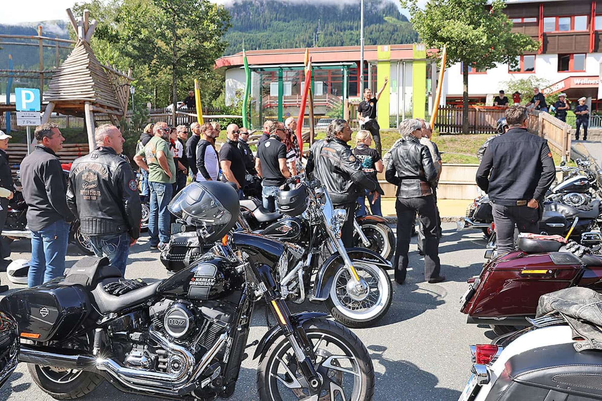 Motorradfahrer stehend in Kitzbühel