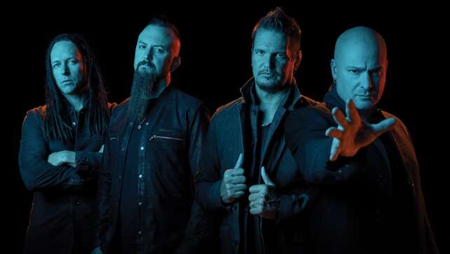 Disturbed: Oma trommelt "Down With The Sickness"