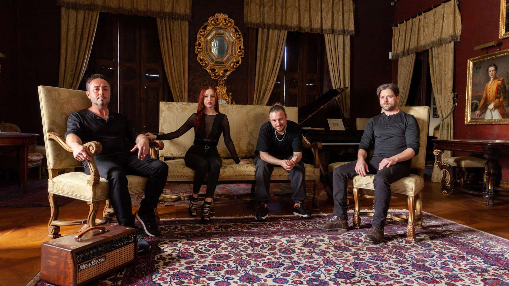 die vier Bandmitglieder von Ravengold im Schloss Kornberg blicken in die Kamera