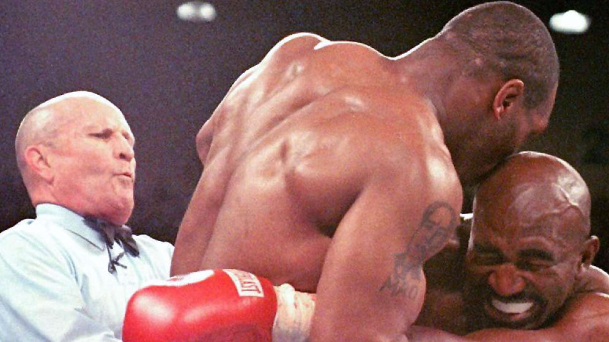 Boxer im boxen sich im Ring