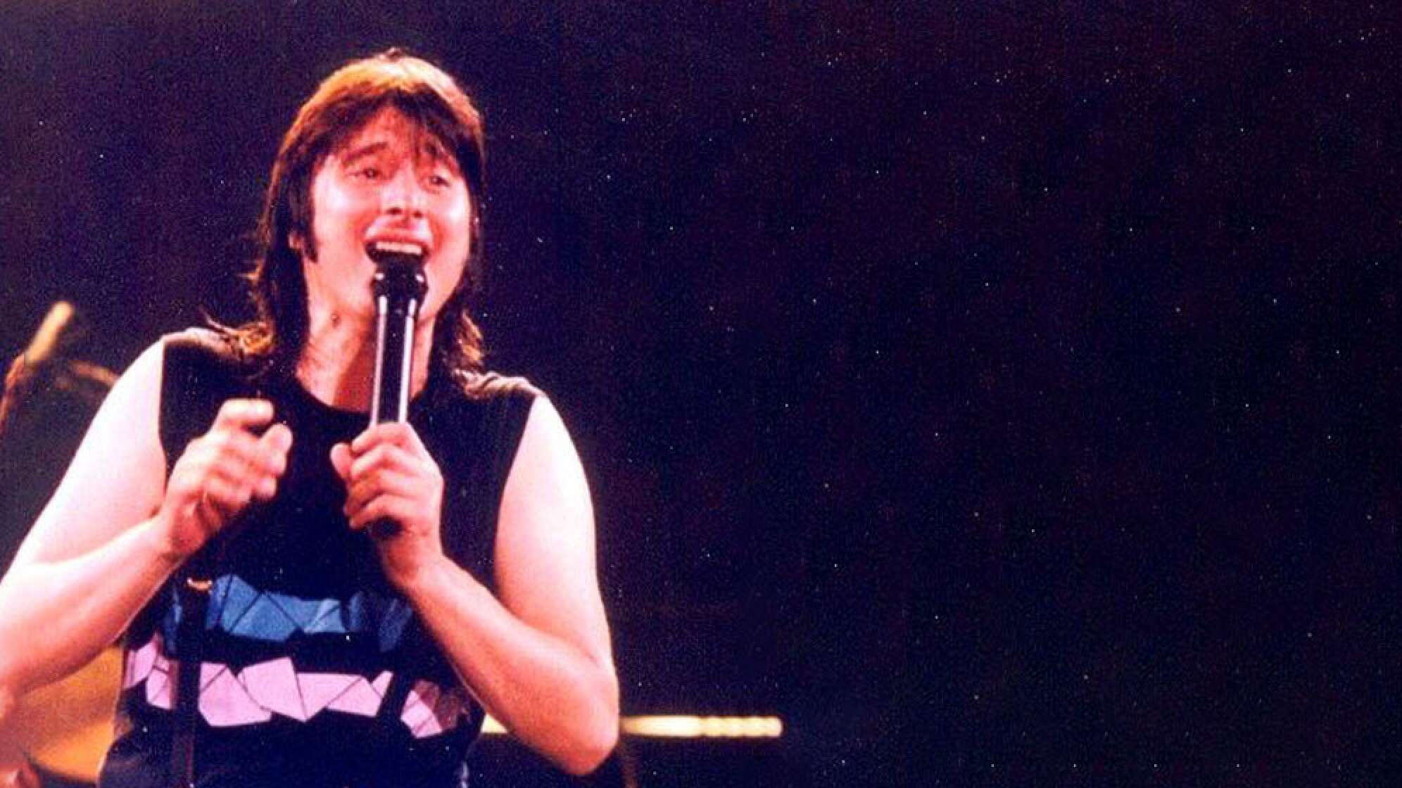 Steve Perry singend auf der Bühne