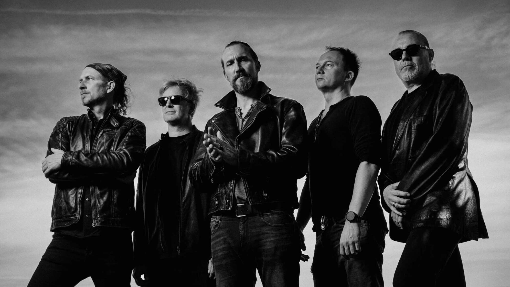 Die fünf Bandmitglieder von Evon Rose in Schwarz-Weiß