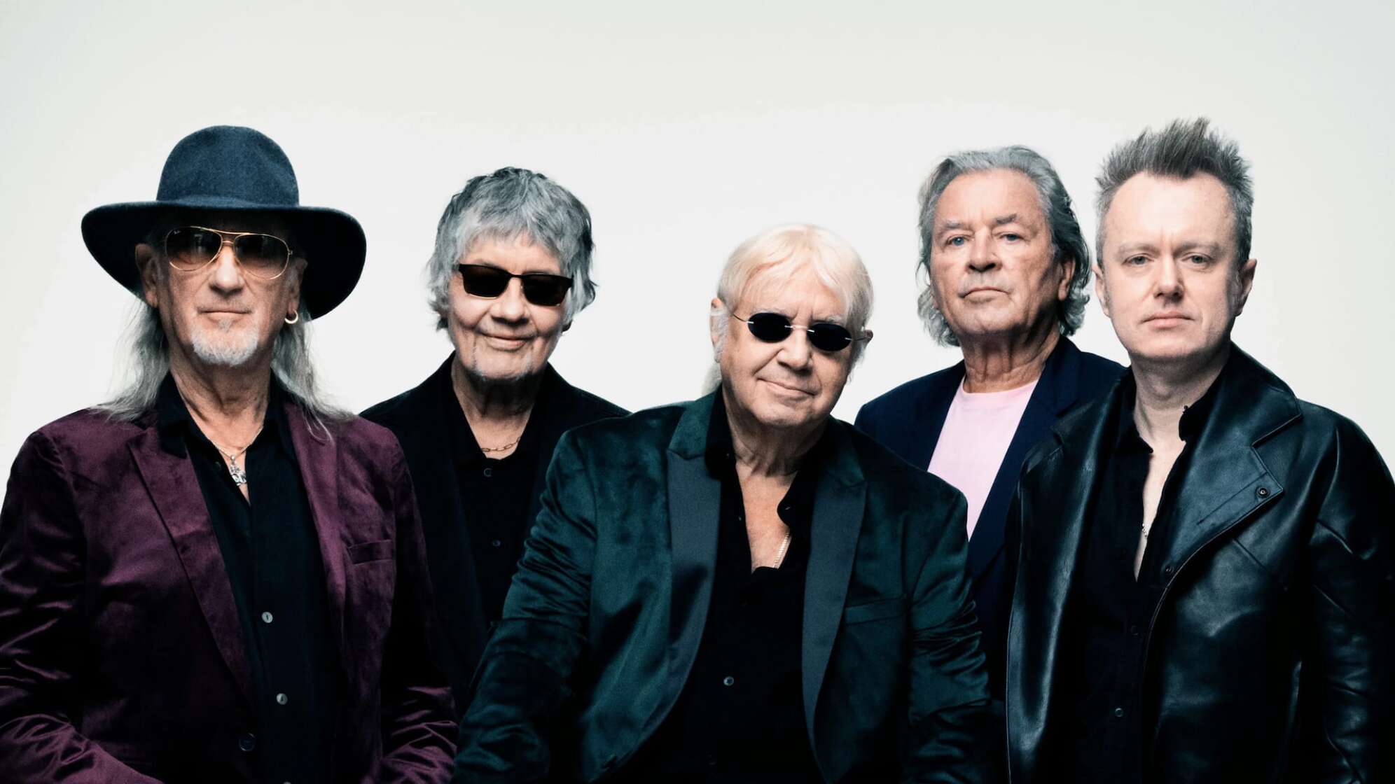 die fünf Bandmitglieder von Deep Purple vor einem weißen Hintergrund