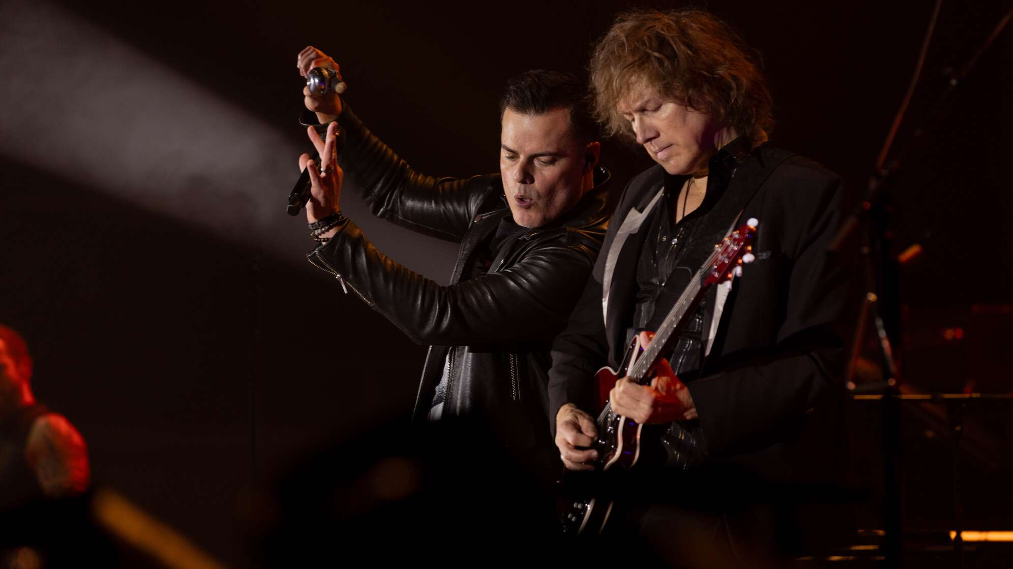 Marc Martel und der Gitarrist von One Vision of Queen performen gemeinsam