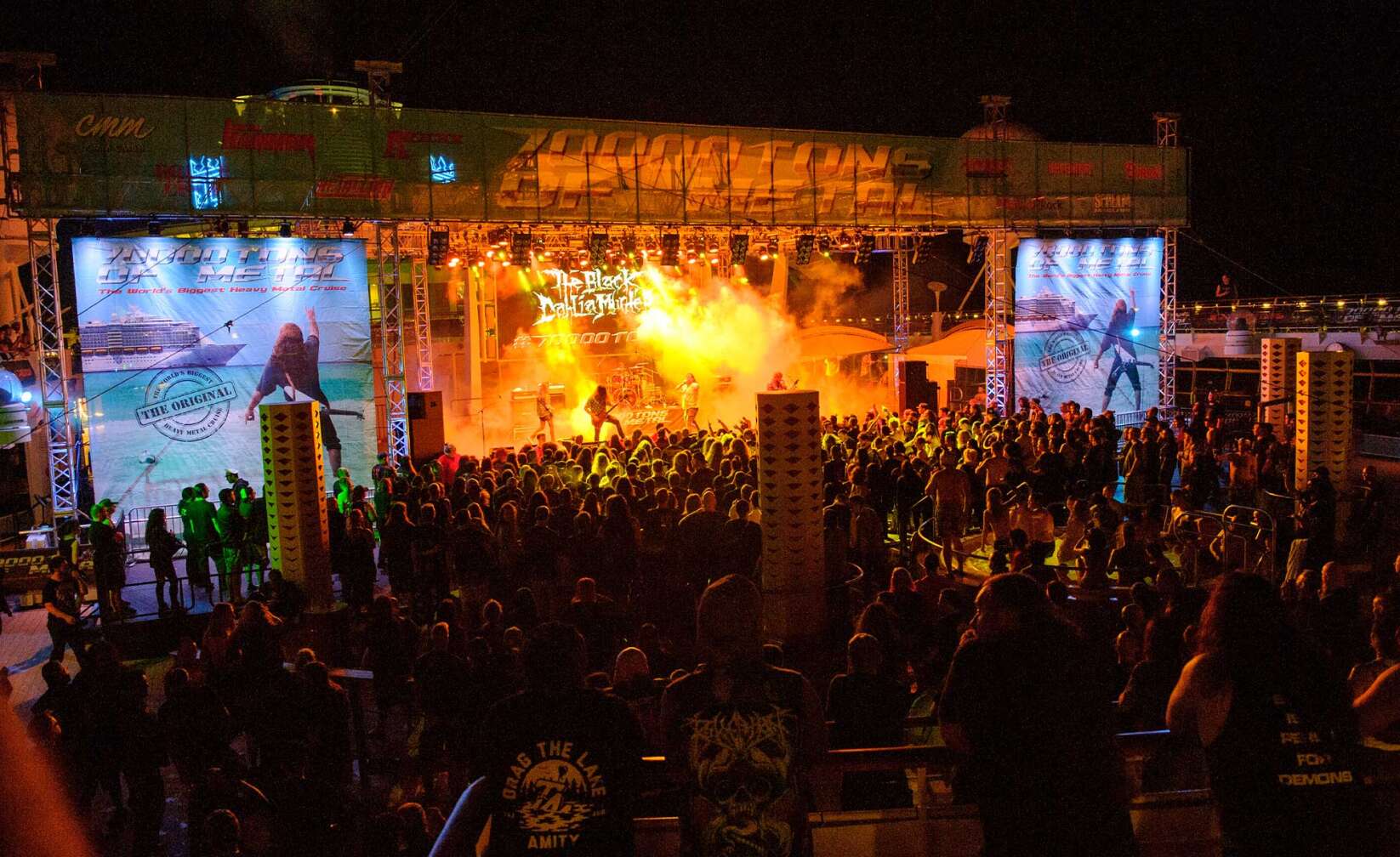 Bilder der 70000 Tons of Metal - die Bühne bei Nacht von schräg oben fotografiert