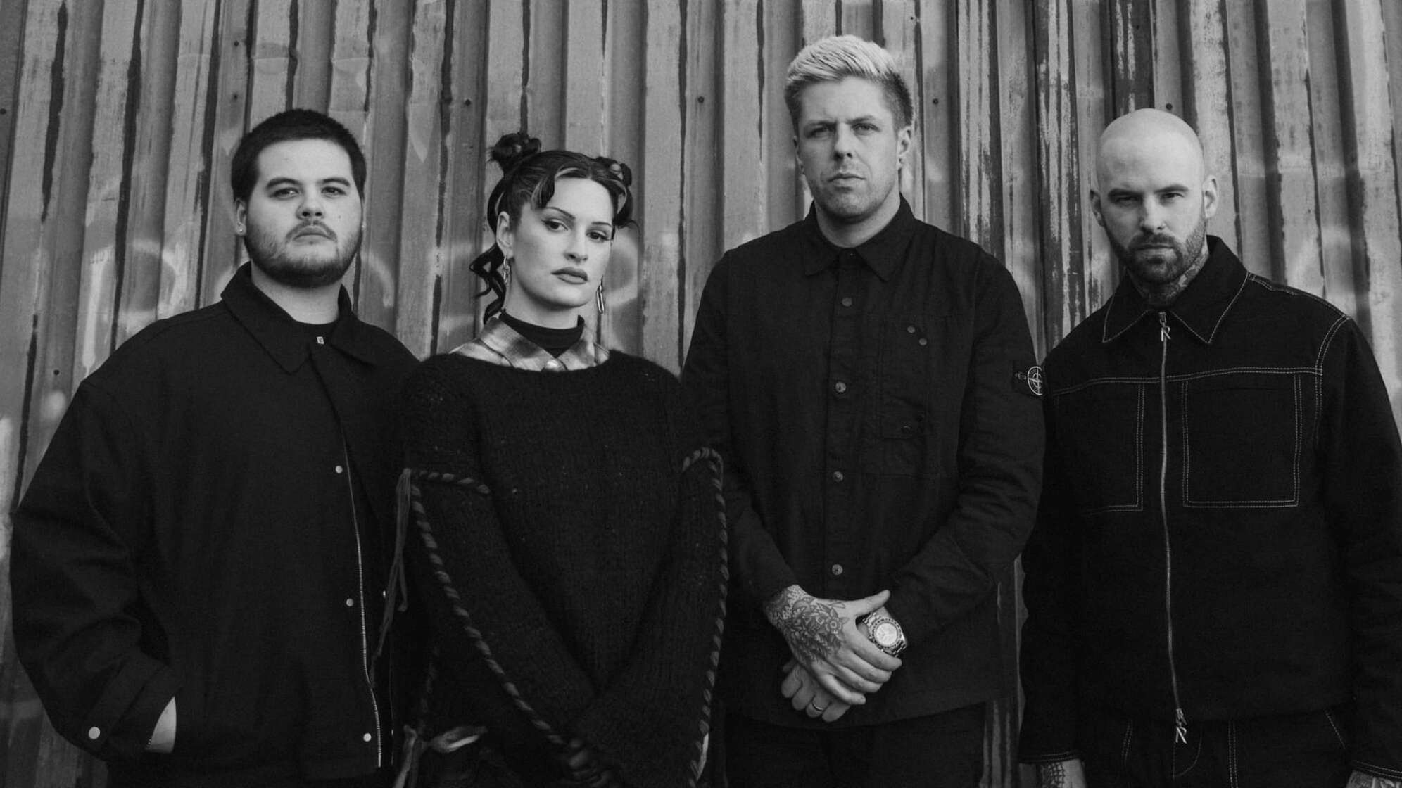 die vier Bandmitglieder von Spiritbox in Schwarz-Weiß