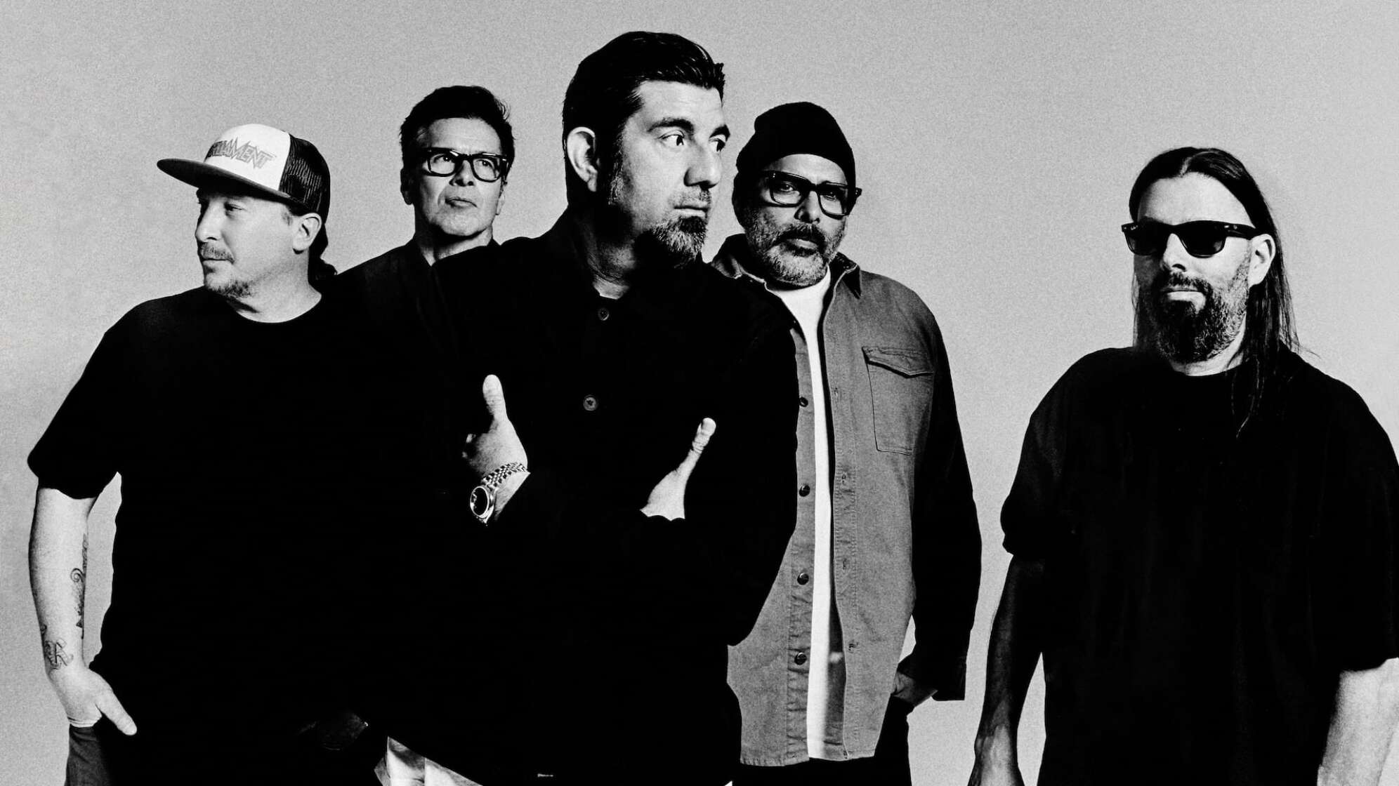 die fünf Bandmitglieder von Deftones in Schwarz-Weiß