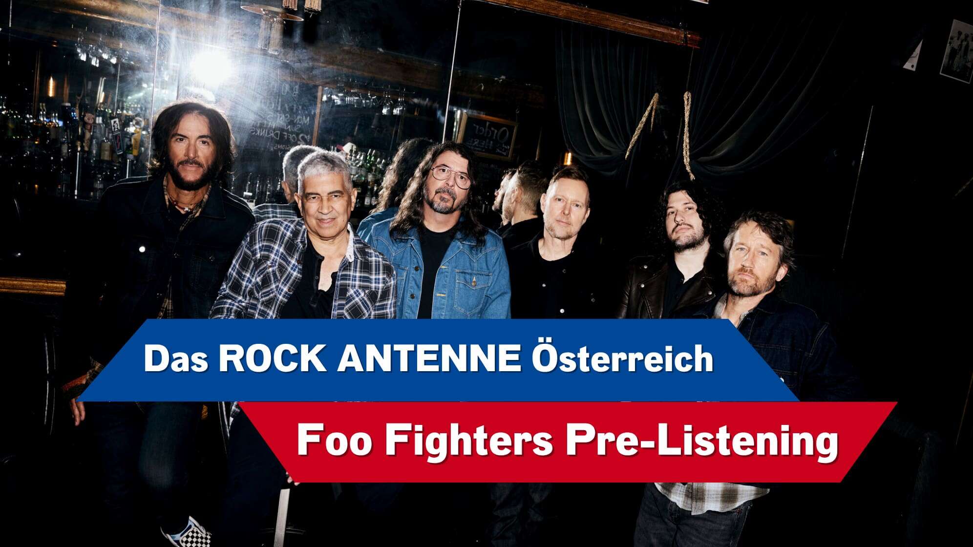 die fünf Mitglieder der Foo Fighters von vorne fotografiert