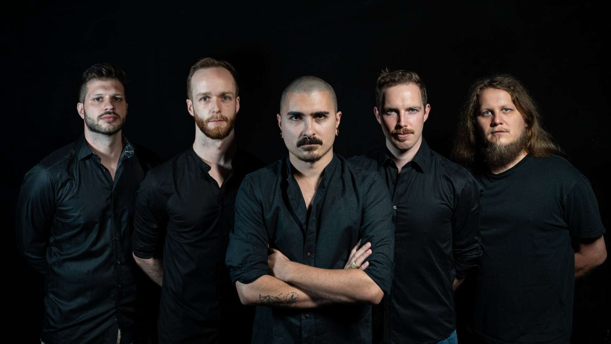 die fünf Bandmitglieder von Slothmachine vor einem schwarzen Hintergrund