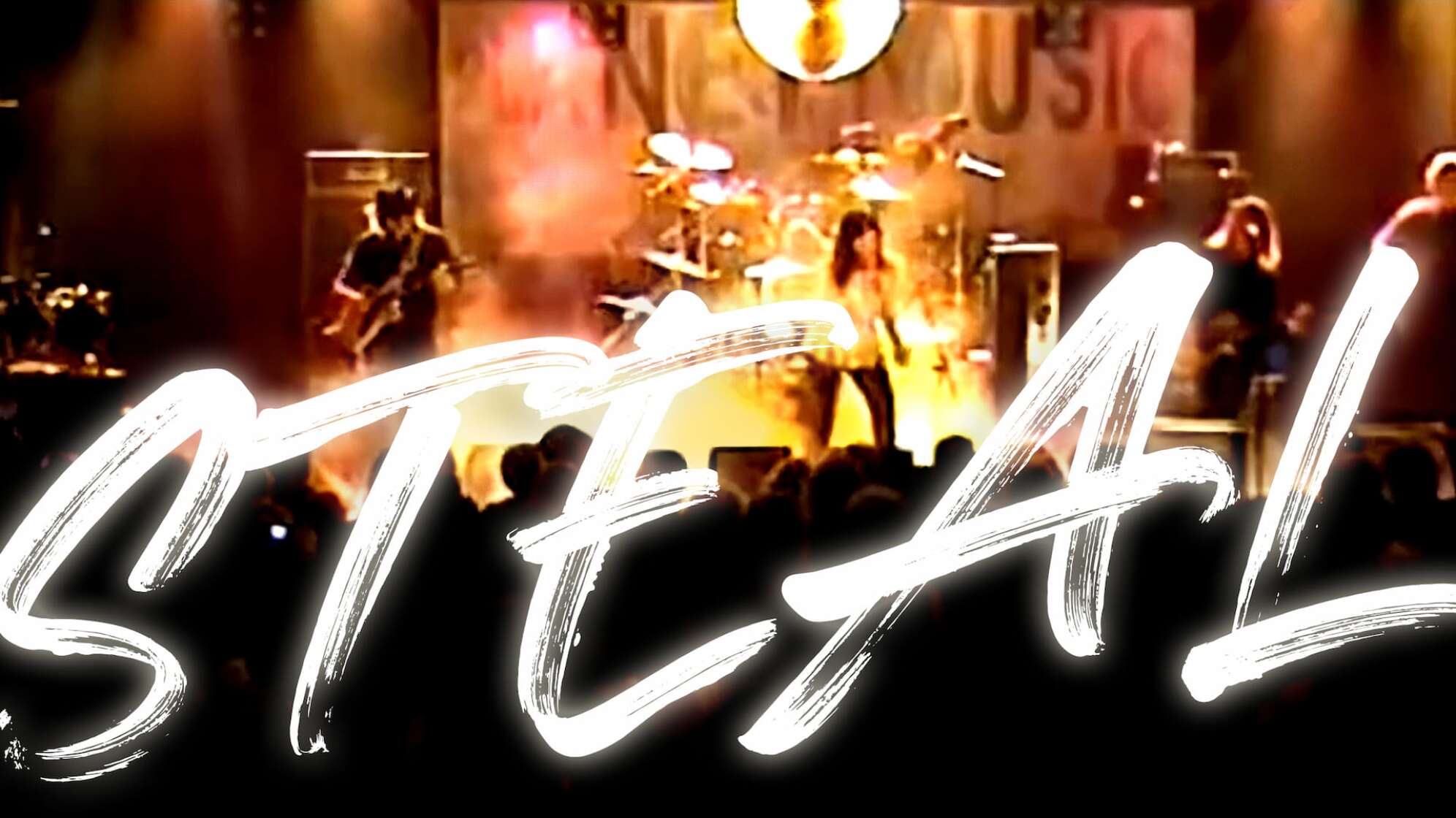 das Bandlogo von Steal vor einem verschwommenen Foto von einem Auftritt der Band