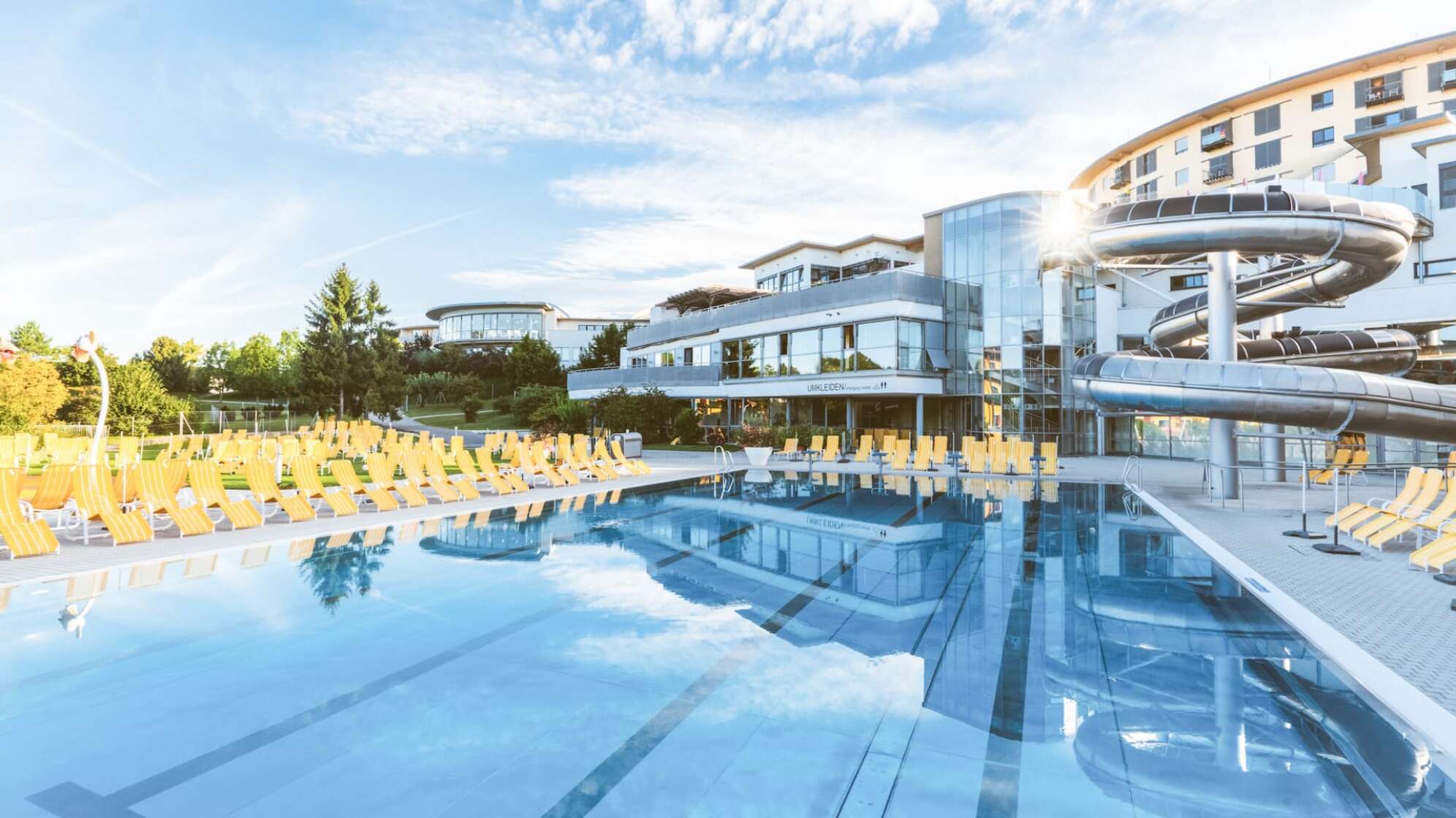 eine Außenaufnahme des Pools beim Allegria Resort Stegersbach