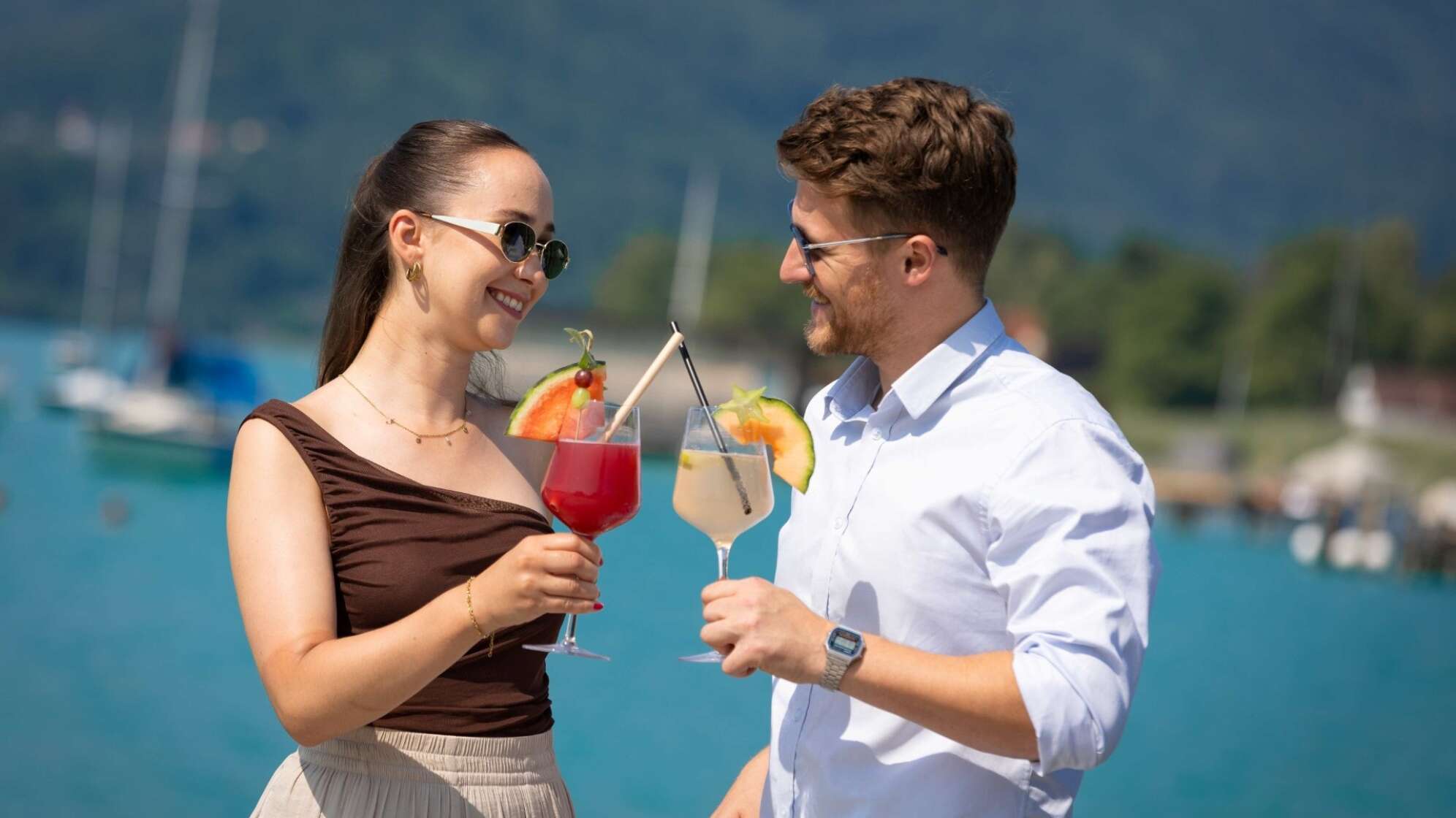 Bild von zwei Personen am Wörthersee mit einem Cocktail in der Hand