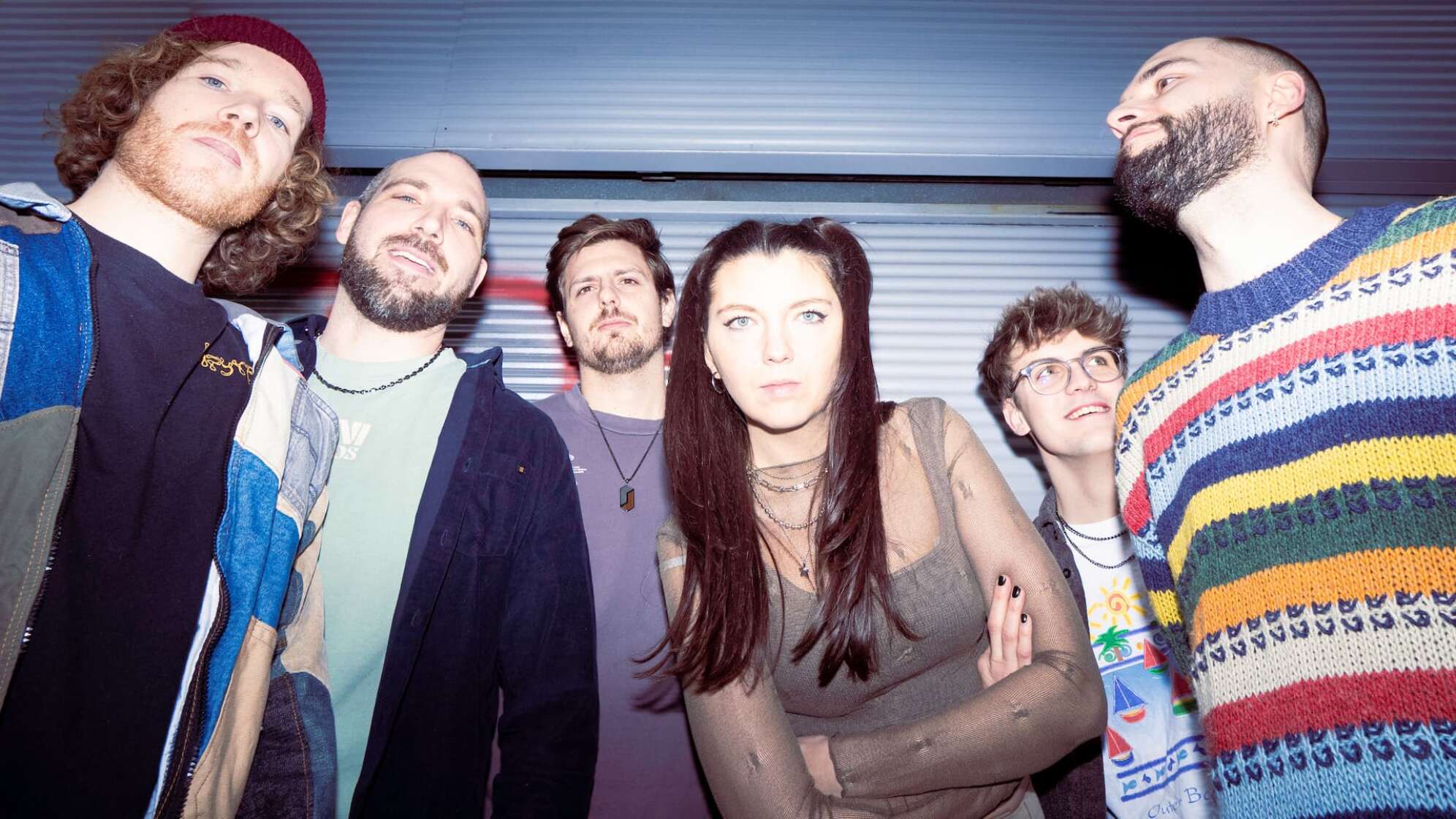 die fünf Bandmitglieder von TiJA blicken in die Kamera