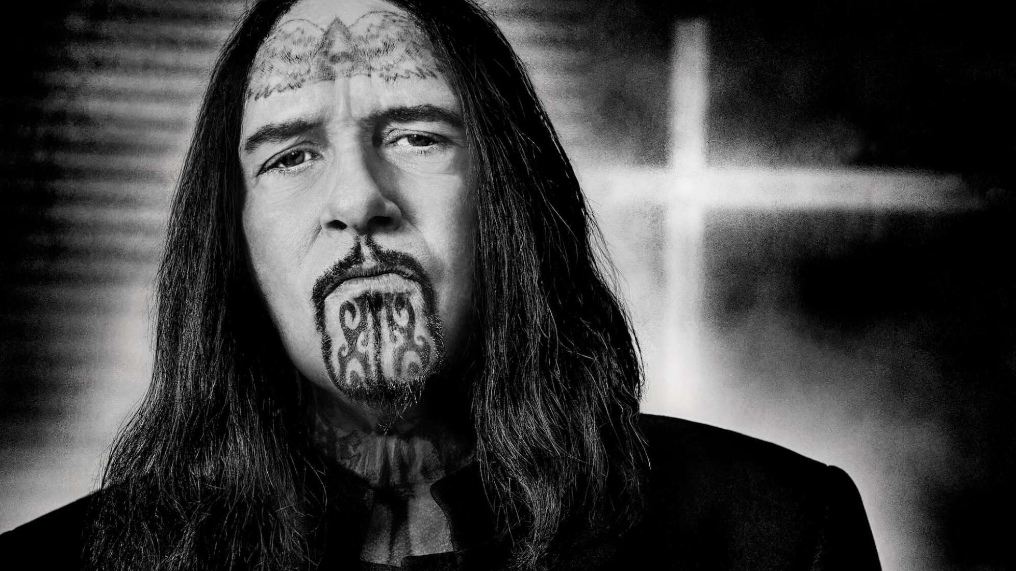 eine Großaufnahme von Al Jourgensen in Schwarz-Weiß