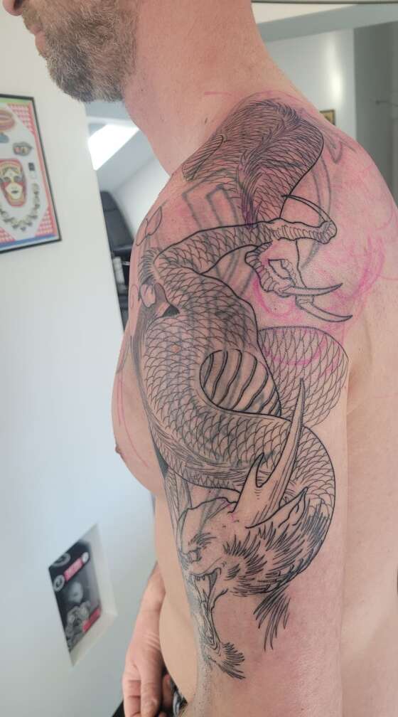 ein Foto einer Schulter mit Tattoo