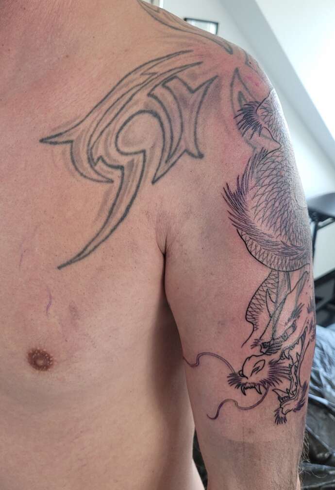 ein Foto einer Schulter mit Tattoo