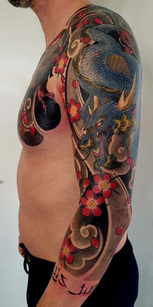 ein Foto einer Schulter mit Tattoo