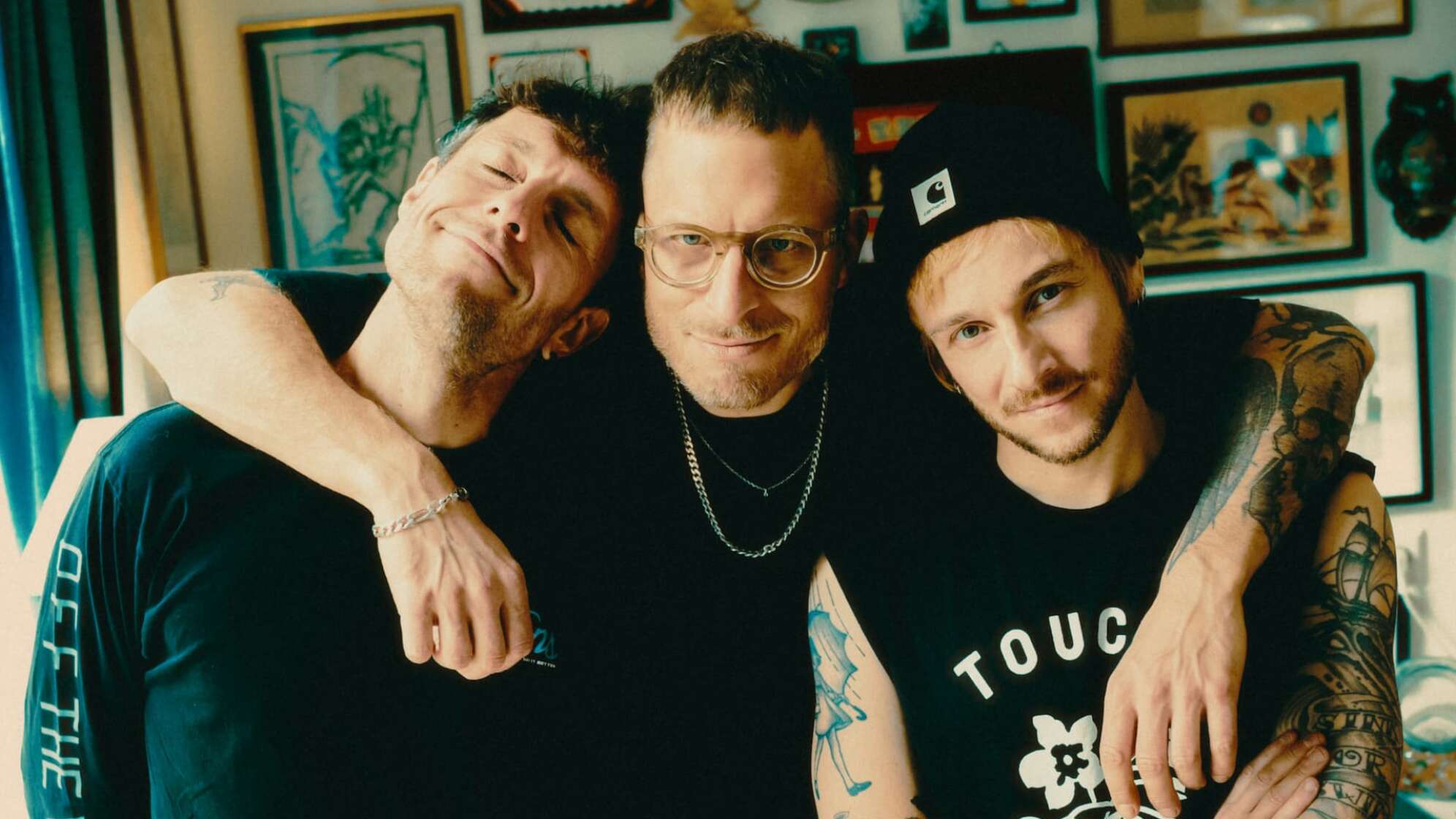 die drei Bandmitglieder von Itchy blicken in die Kamera