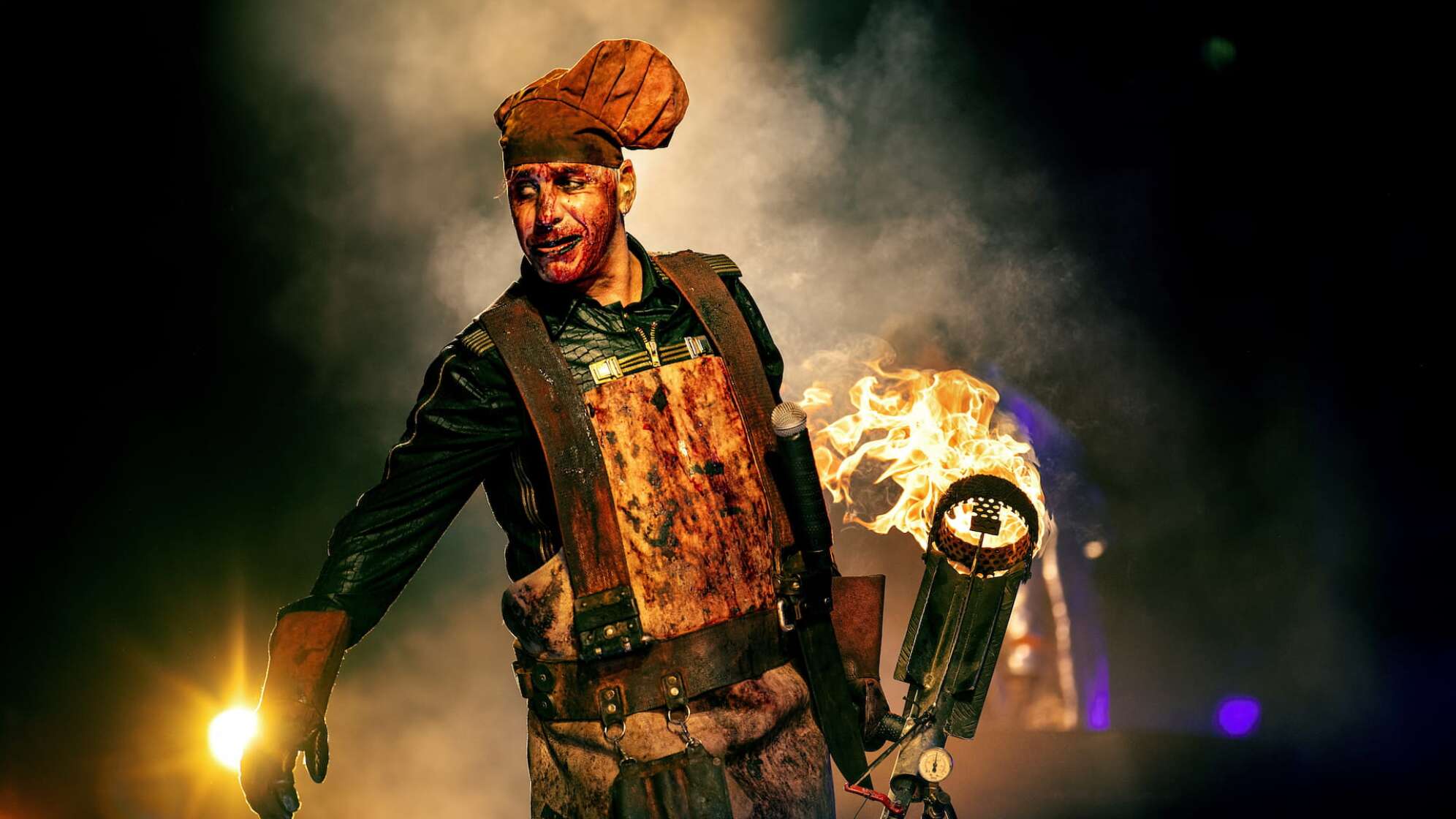 ein Foto von Till Lindemann auf der Bühne