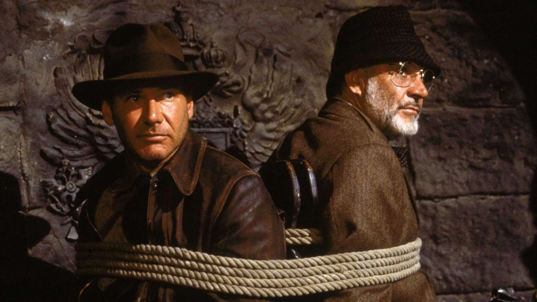 Eine Szene aus "Indiana Jones - Jäger des verlorenen Schatzes" mit den Schauspielern Harrison Ford und Sean Connery.