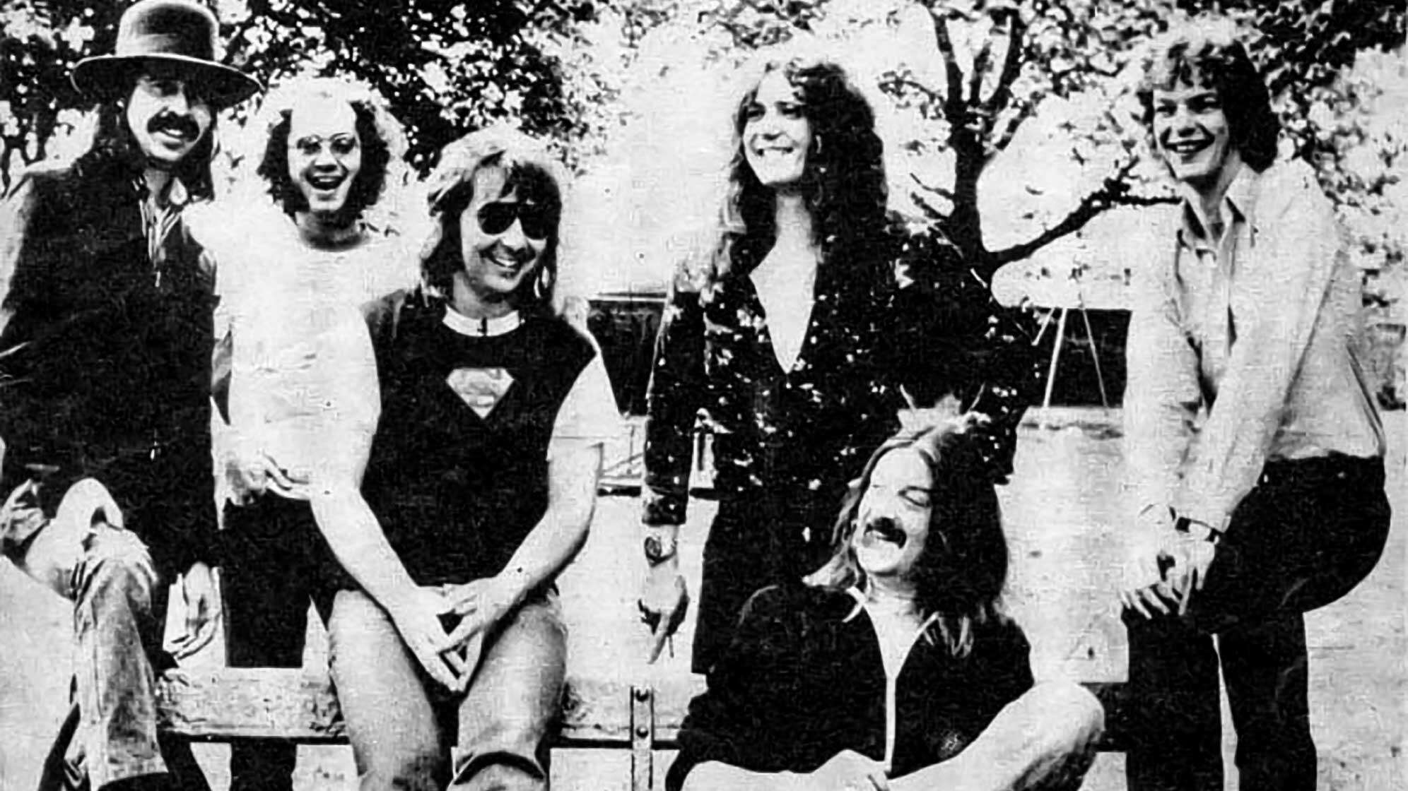 Das Line-Up von Whitesnake im Jahr 1981. Von links nach rechts: Micky Moody, Ian Paice, Bernie Marsden, David Coverdale, Jon Lord und Neil Murray.