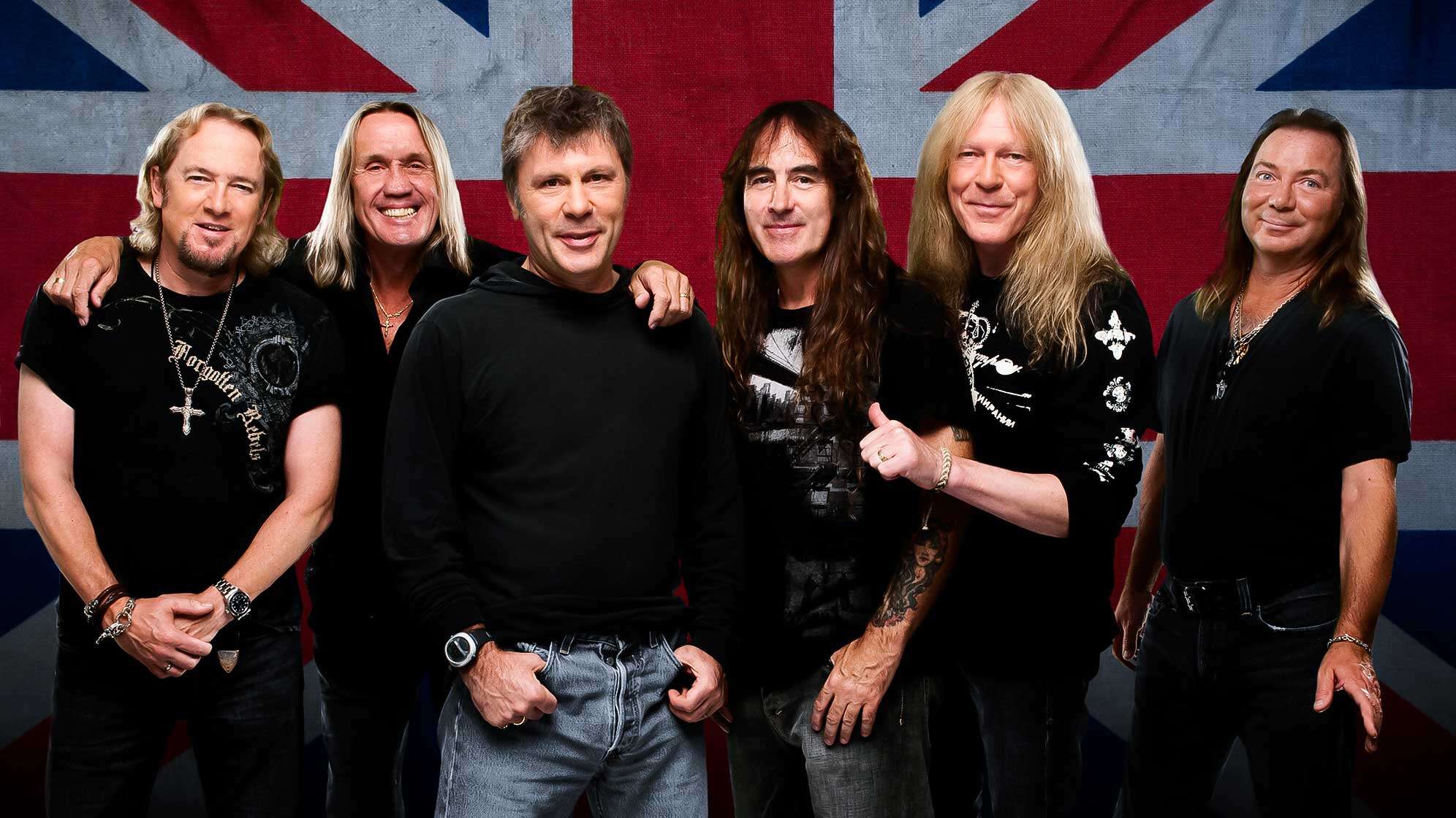 Das Bandfoto der Band Iron Maiden, die vor einer Großbritannien-Flagge steht. Von links nach rechts: Adrian Smith, Nicko McBrain, Bruce Dickinson, Steve Harris, Janick Gers, Dave Murray.