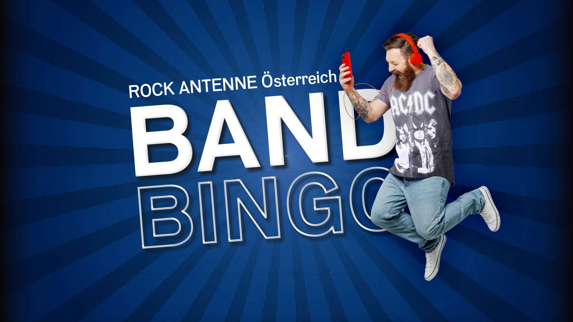Ein jubelnder Mann mit AC/DC Shirt, Kopfhörern und Smartphone und dazu der Text "ROCK ANTENNE Österreich Band Bingo"