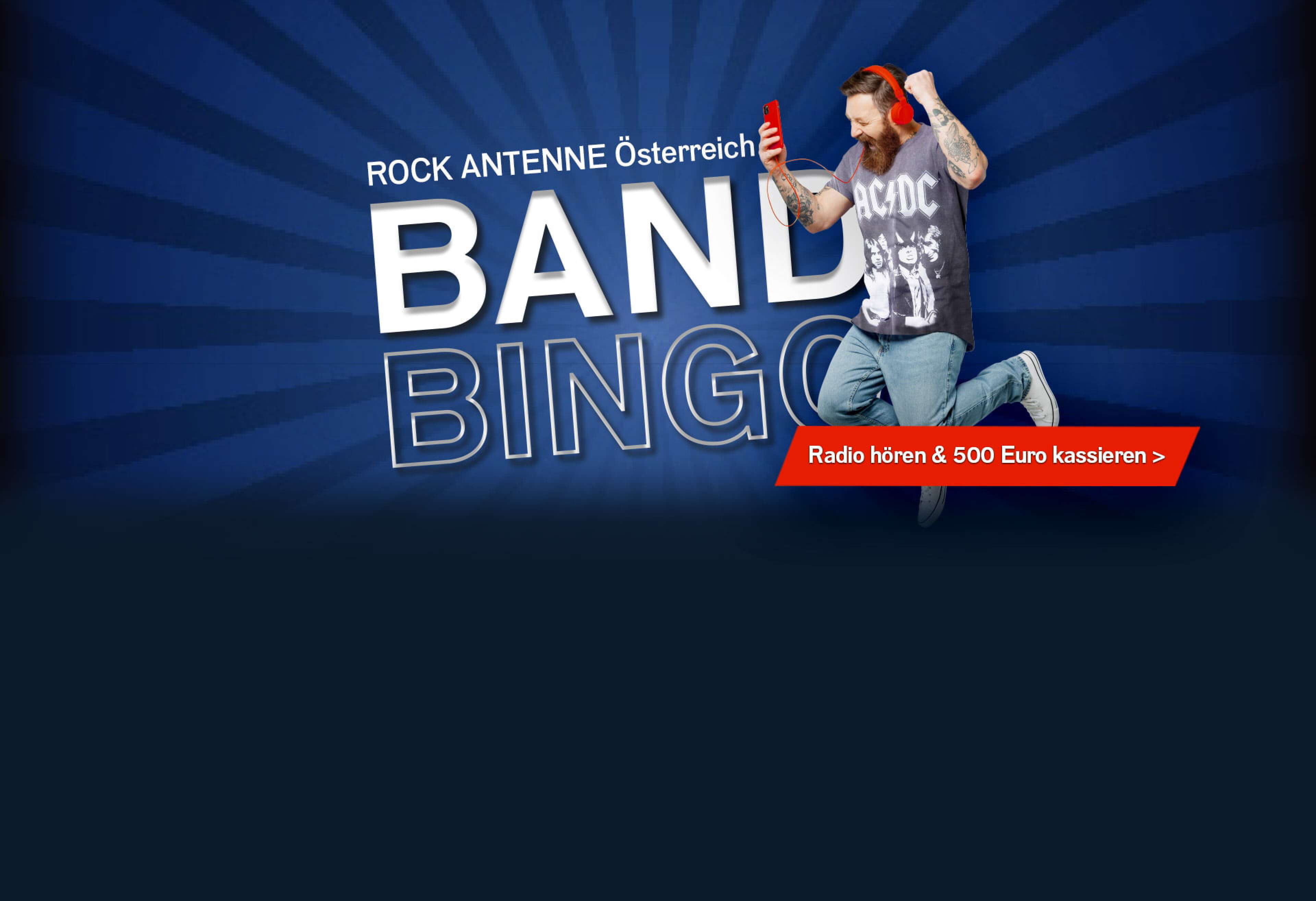 Ein jubelnder Mann mit AC/DC Shirt, Kopfhörern und Smartphone und dazu der Text "ROCK ANTENNE Österreich Band Bingo - Radio hören und 500 Euro kassieren"