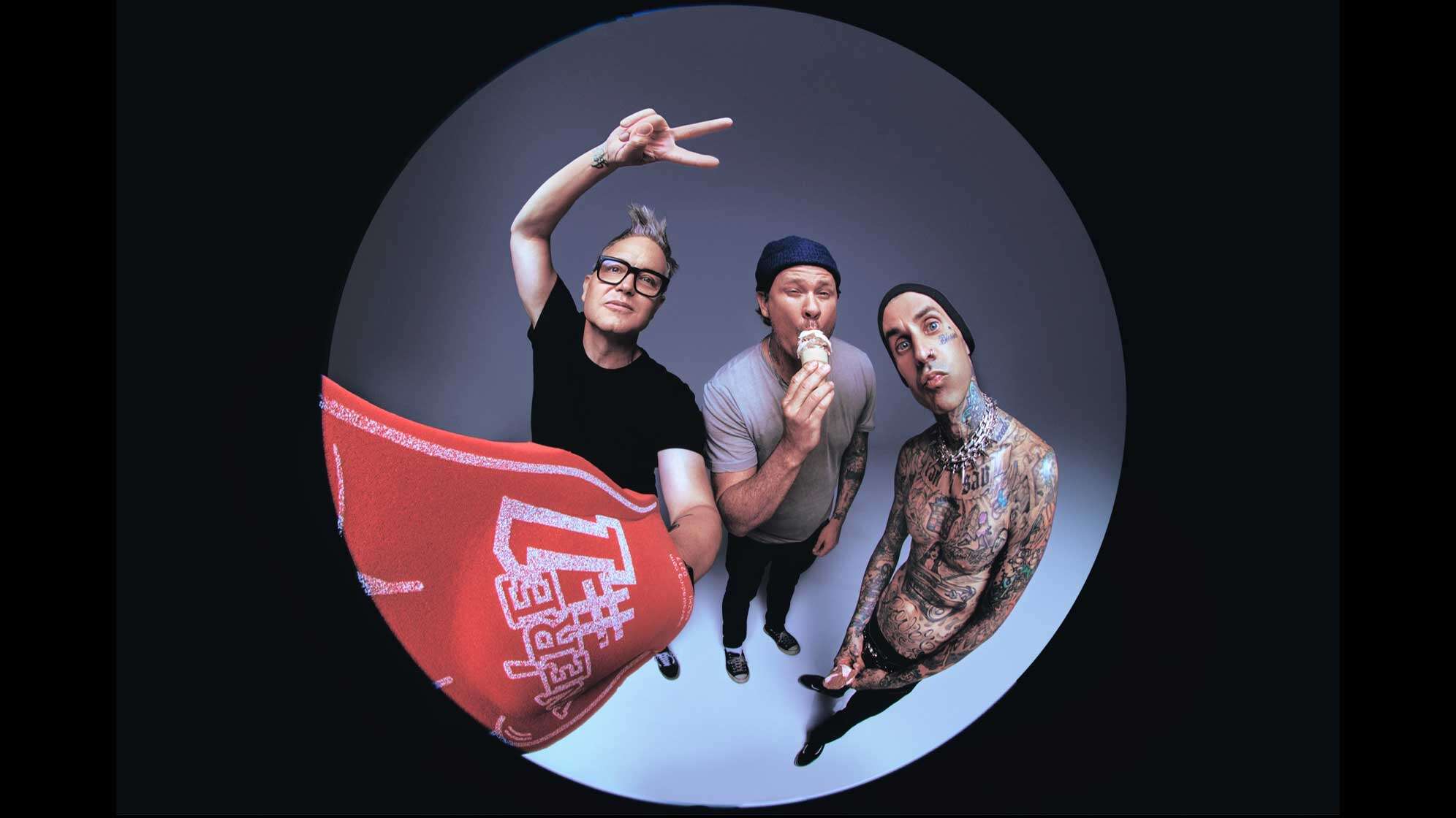 Das aktuelle Bandfoto der Band blink-182 - von links nach rechts: Mark Hoppus, Tom DeLonge, Travis Barker.
