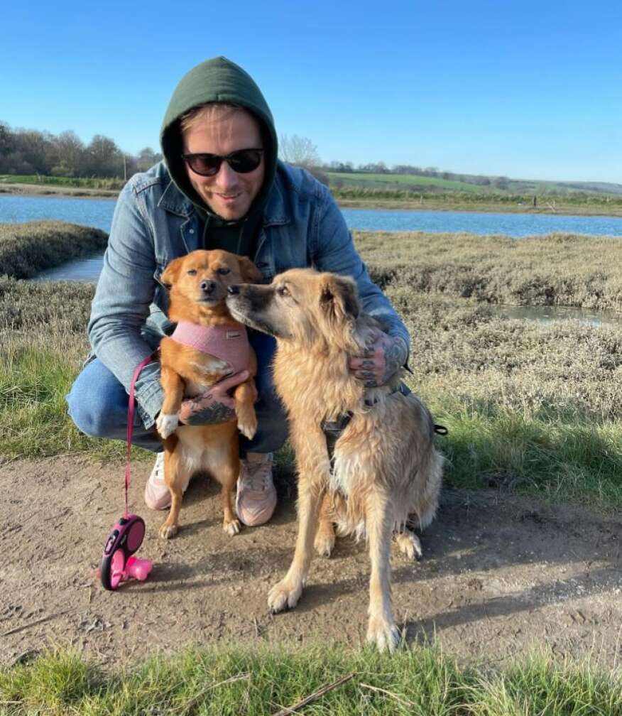 Sänger Sam Smith mit seinen zwei Hunden am Strand