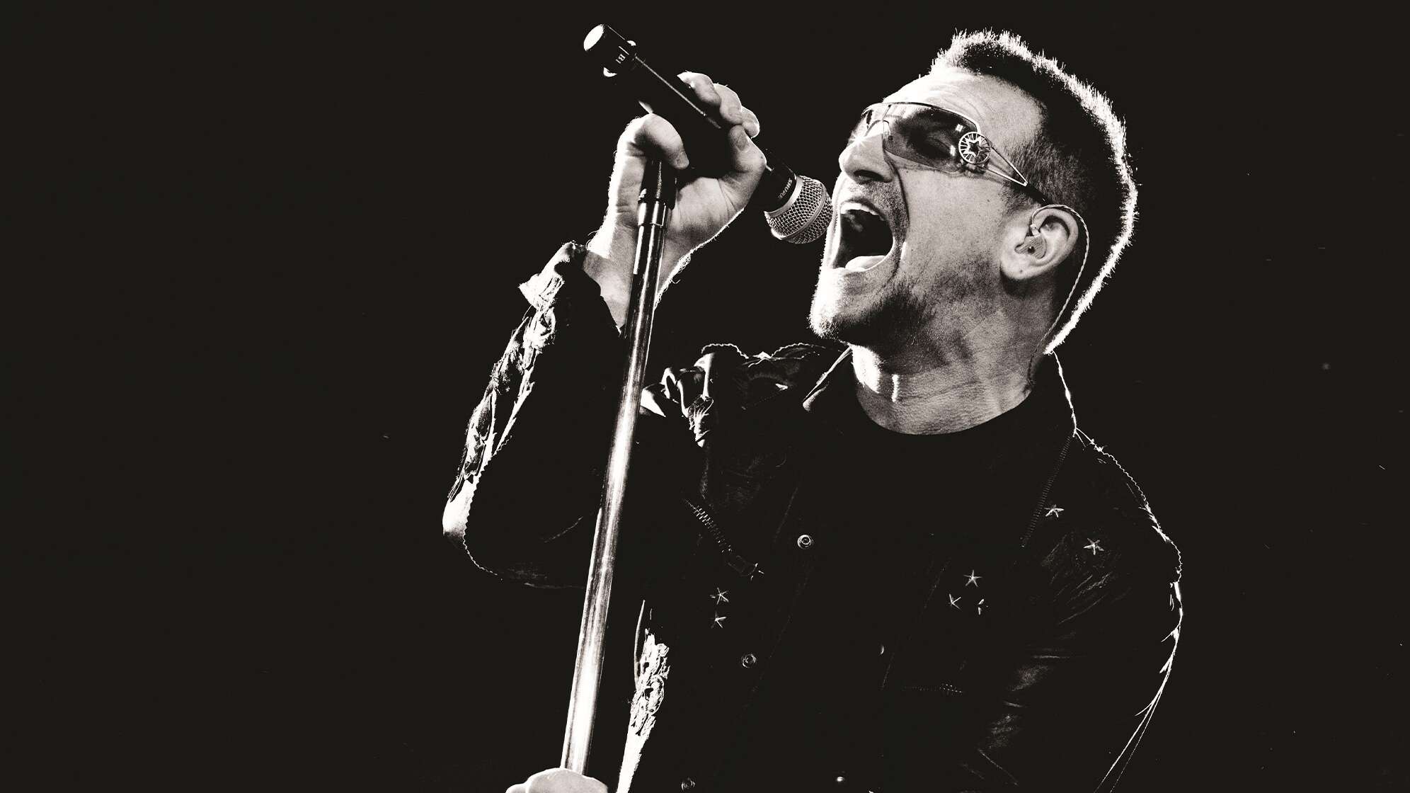 Bono am Mikrofon