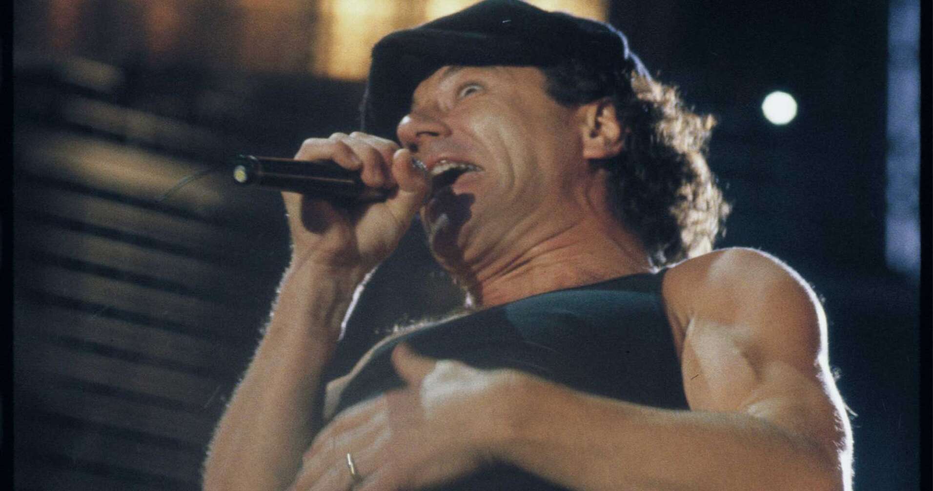 Ein Bild von Brian Johnson, Sänger von AC/DC, auf der Bühne 2003