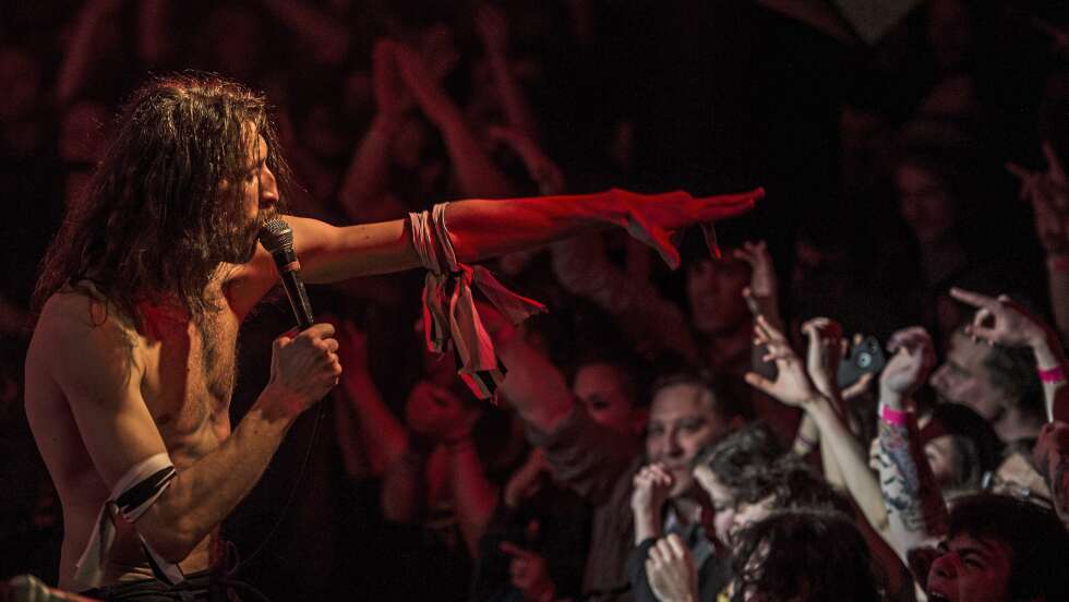Eugene Huetz von der Punk Gypsy Band Gogol Bordello tritt in Boston im Paradise Rock Club auf 2016
