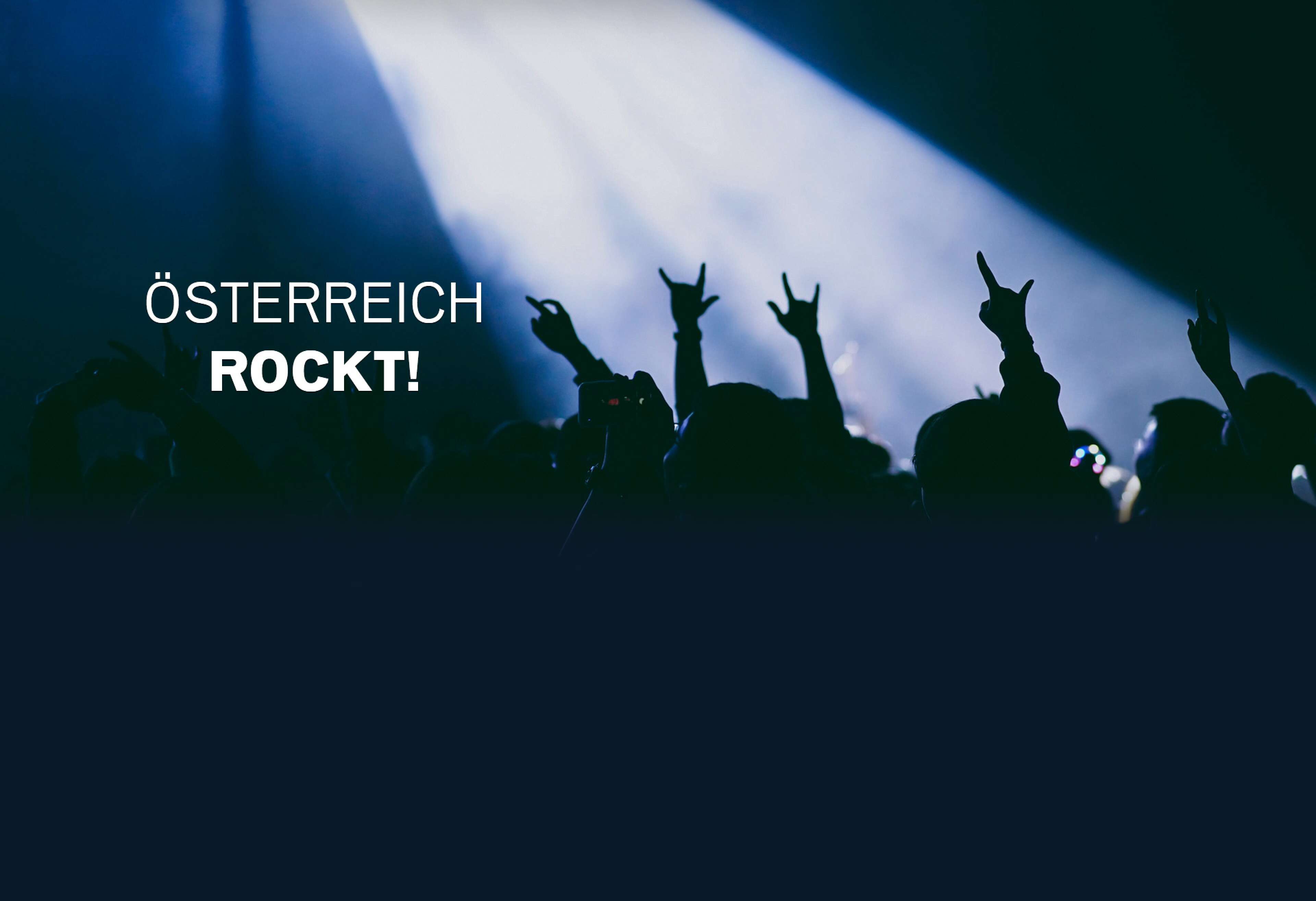 Bild von erhobenen Armen bei einem Konzert mit Aufschrift "Österreich rockt"!