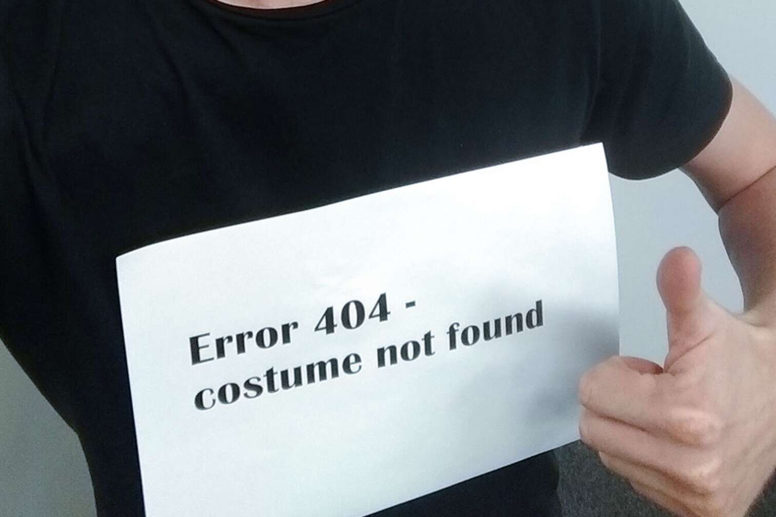 Kostümidee für Halloween: Schild "Error 404 - Kostüm nicht gefunden"
