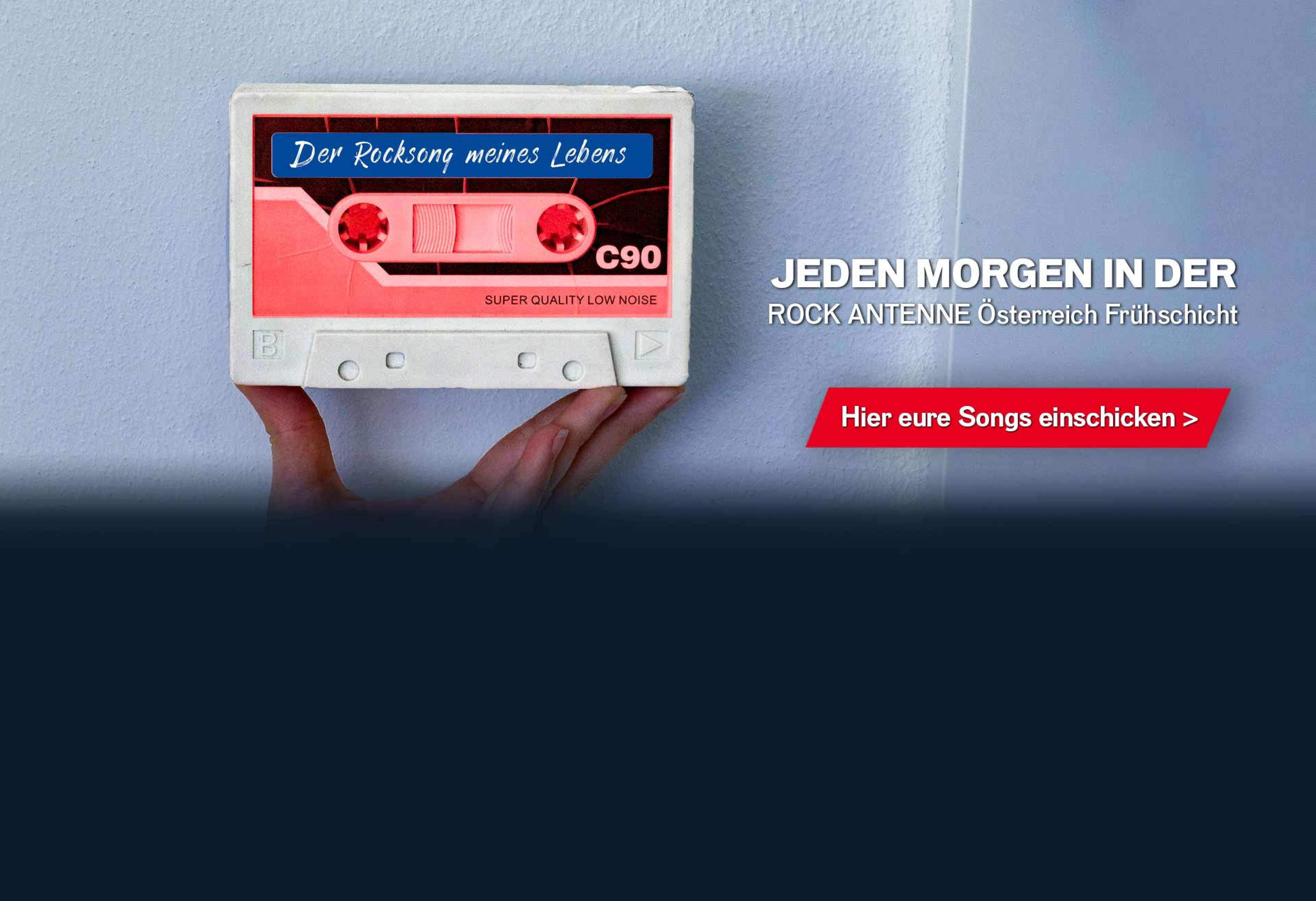 Hand, die eine Kassette hochhält, darauf das Label "Der Rocksong meines Lebens", dazu Text: "Jeden Morgen in der ROCK ANTENNE Österreich Frühschicht - Hier eure Songs einschicken >"