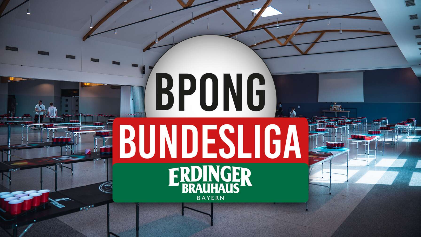 Beer Pong Tische aufgereiht in einer Halle, darüber das Logo "BPong Bundesliga"