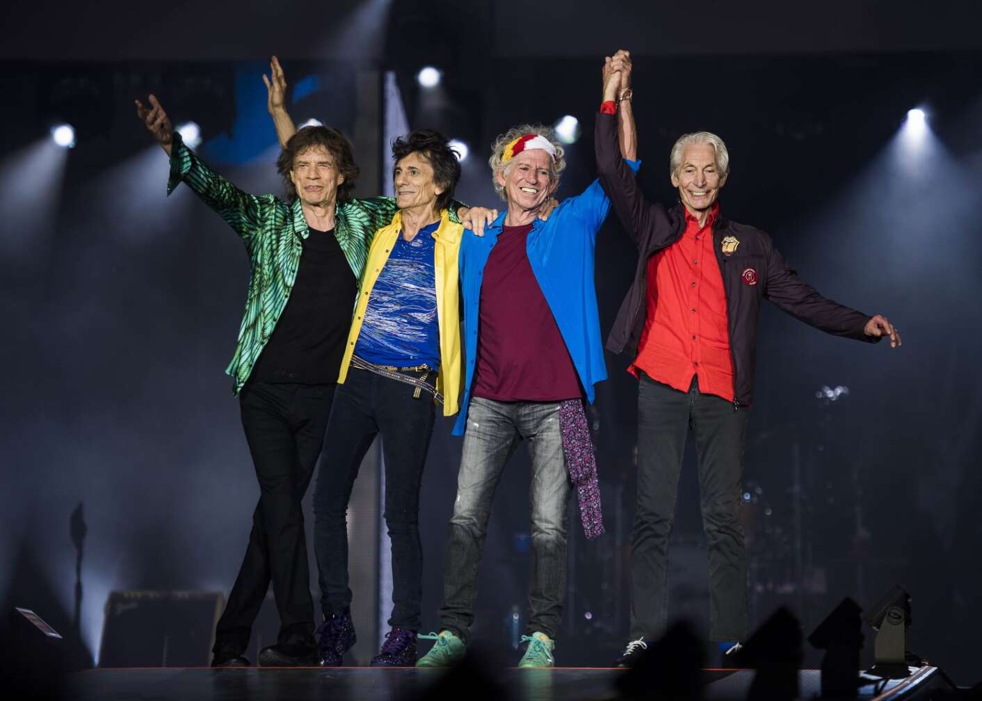 Rolling Stones grüßen in bunten Outfits von der Konzertbühne
