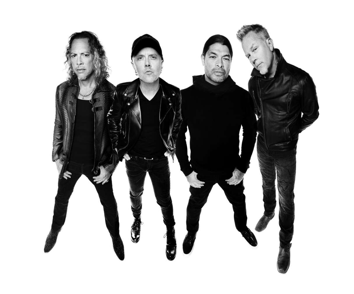 Metallica-Bandmitglieder stehend, nebeneinander