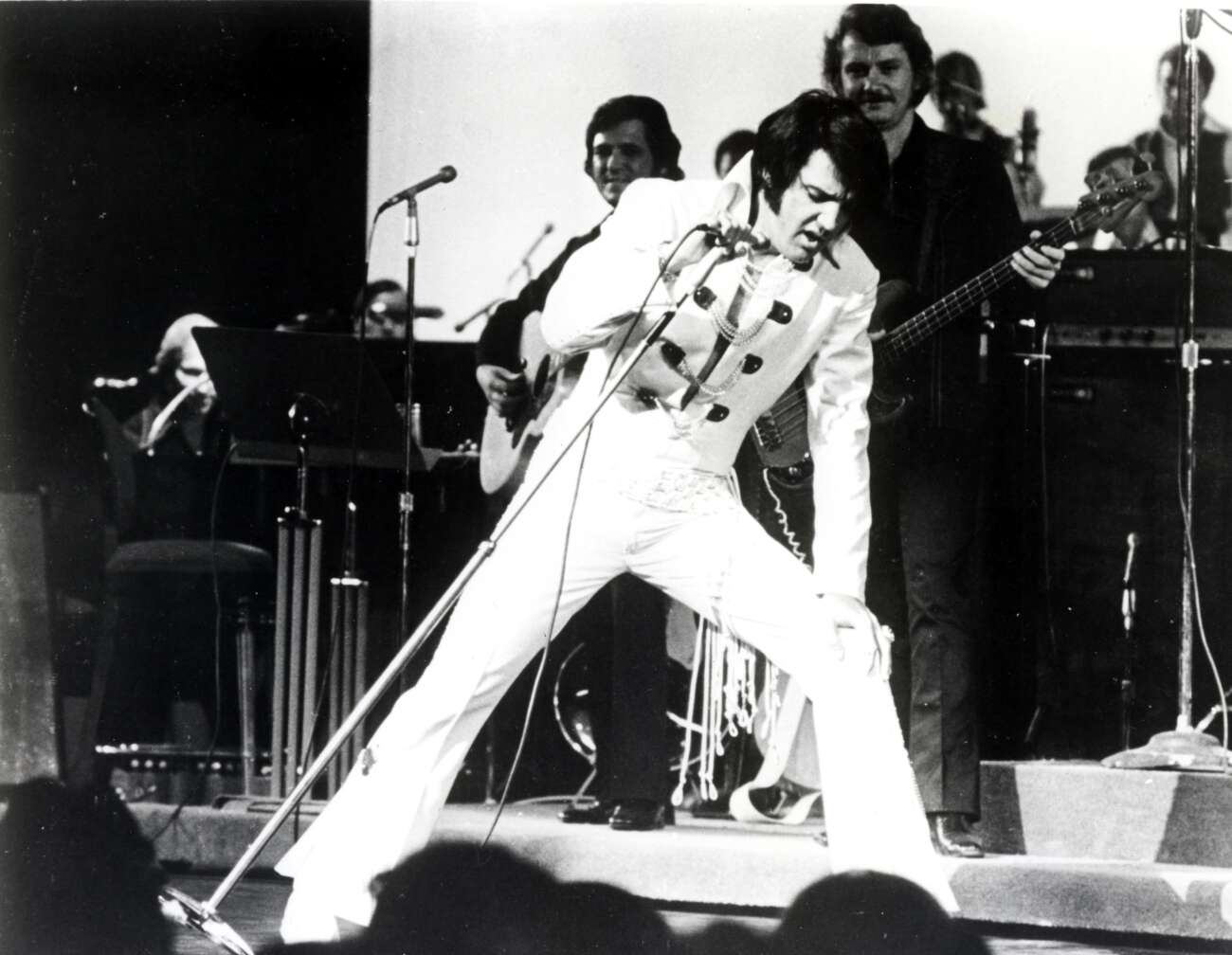 Elvis hält bei Konzert den Mikroständer schief und singt